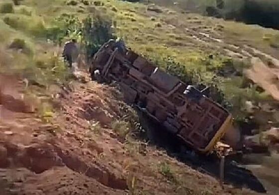 Ônibus transportando estudantes e professores tomba em ribanceira em MT